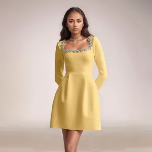 Elegante abito da cocktail giallo brillante con scollo quadrato e decori floreali