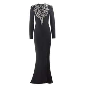 Elegantes schwarzes Abendkleid mit Strasssteinen am Ausschnitt und Seitenschlitz