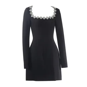 Elegante abito nero a maniche lunghe con scollo quadrato e finiture in cristallo