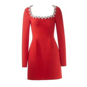 Elegante mini abito rosso a maniche lunghe con scollo quadrato e decorazioni floreali in cristallo