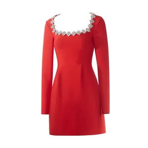 Elegante abito corto rosso a maniche lunghe con fiori di cristallo sullo scollo