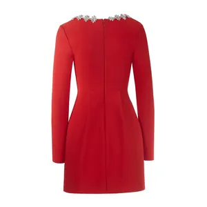 Vista posteriore di abito rosso elegante a maniche lunghe con scollo fiori strass