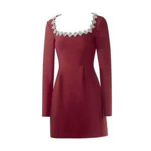 Elegante abito bordeaux a maniche lunghe con scollo quadrato e decori in cristallo