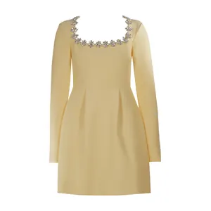 Elegante abito giallo chiaro a maniche lunghe con raffinato scollo quadrato in fiori di cristallo.