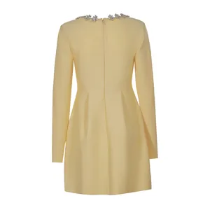 Elegante abito giallo pallido a maniche lunghe con zip posteriore e dettaglio colletto