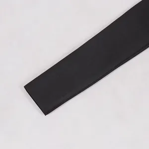 Primo piano dettagliato che mostra la trama fine e il polsino di un abito nero a maniche lunghe