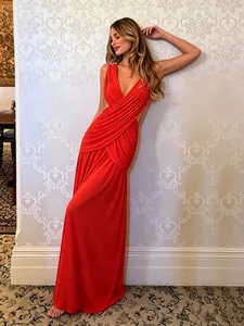 Elegante vestido maxi rojo con cuello en V y detalles cruzados para las vacaciones