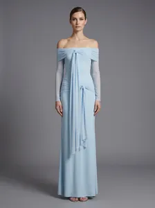 Elegante vestido de fiesta azul claro con hombros descubiertos, nudo y drapeado