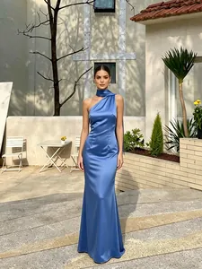 Vista completa del elegante vestido de raso azul con detalle de un hombro