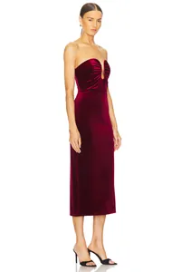 Elegante vestido de noche midi de terciopelo burdeos palabra de honor con escote detalle