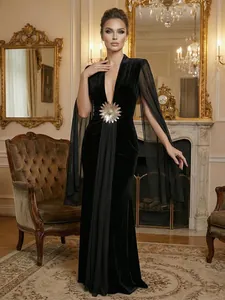 Elegante vestido de noche negro con escote en V profundo y mangas de capa de malla