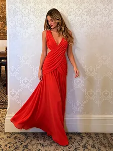 Elegante vestido largo rojo con escote en V, drapeado cruzado y aberturas laterales