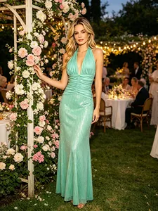 Elegante vestido maxi de lentejuelas verde menta con escote en V profundo y cuello halter