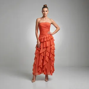 Vista completa del elegante vestido largo naranja de gasa sin tirantes con volantes