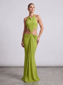 Detalle de la elegante cintura hueca y el cuello halter del vestido largo verde al suelo