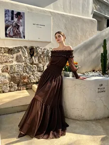 Elegante vestido largo marrón con hombros descubiertos, cintura elástica y volantes