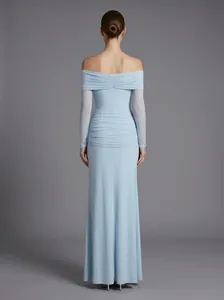 Elegante vista trasera de un vestido de noche azul claro con hombros descubiertos y fruncido