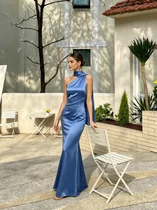 Elegante vestido largo de satén azul con detalle de pañuelo al cuello al aire libre.