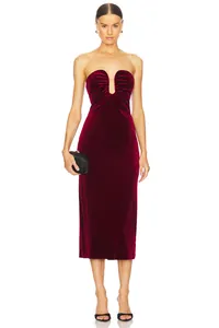 Elegante vestido midi de terciopelo burdeos sin tirantes con busto fruncido y silueta