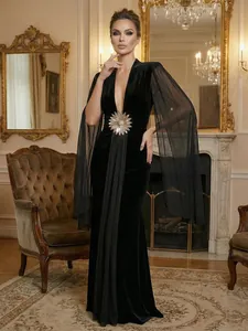 Elegante vestido de noche negro con cuello en V y mangas de malla en interior de lujo.