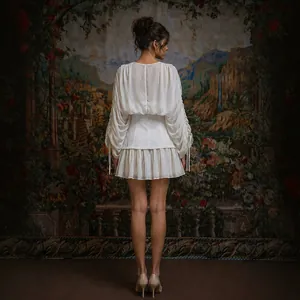 Elegante vestido corto de malla blanca con cintura ceñida y falda plisada vista trasera