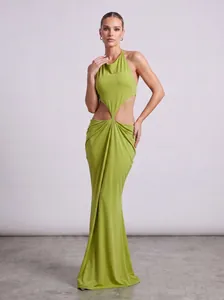 Vista completa de vestido maxi halter verde lima con abertura en la cintura y drapeado