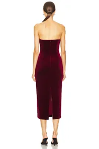 Elegante vestido de noche de terciopelo burdeos palabra de honor con raja trasera
