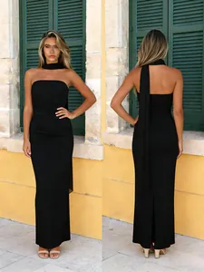 Elegante vestido largo negro palabra de honor con bufanda larga choker y seductora raja