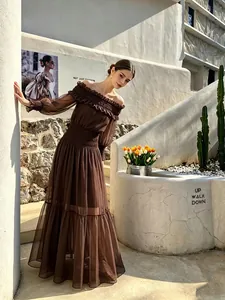 Elegante vestido largo de malla marrón con hombros descubiertos y detalles fruncidos
