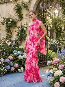 Elegante vestido largo floral rosa de un hombro con cinta en un jardín exuberante