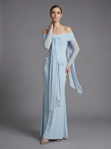 Vestido de noche azul claro con hombros descubiertos, cintas anudadas y corte ajustado
