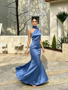 Elegante vestido maxi de satén azul con cuello halter, caída asimétrica y bajo de sirena