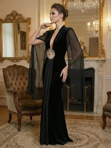 Elegante vestido de noche en terciopelo negro con escote en V y mangas capa de malla.