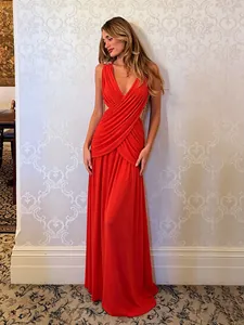 Elegante vestido largo rojo sin mangas con escote en V, cintura cruzada y detalles de aberturas.