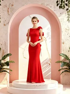 Vista completa de un elegante vestido de noche rojo con flores en una modelo real.