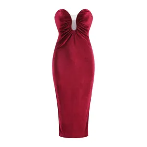Detalle de un elegante vestido de noche de terciopelo burdeos palabra de honor fruncido