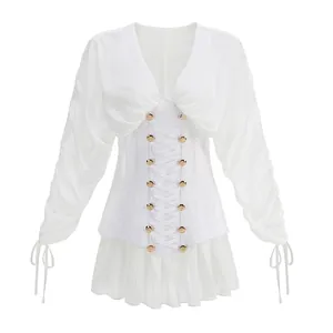 Elegante vestido corto blanco de malla con escote en V, cintura corsé y cordones oro