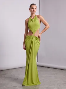 Elegante vestido largo halter verde aguacate con aberturas en la cintura y falda