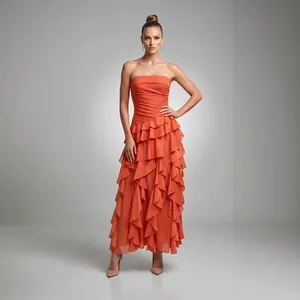 Elegante vestido largo naranja sin tirantes de gasa con volantes para fiesta de playa.