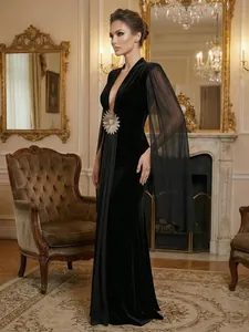 Elegante vestido maxi negro con cuello en V, mangas de malla y detalle floral en la cintura