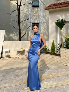 Elegante vestido largo de satén azul con cuello halter y un lazo largo con flecos