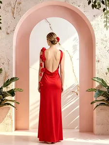 Vista detallada de un elegante vestido de noche rojo sin espalda con rosas decorativas