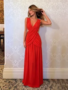 Elegante vestido largo rojo con escote en V, corpiño plisado y aberturas en la cintura.