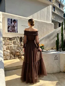 Elegante vestido largo marrón de manga larga con hombros descubiertos y detalles fruncidos mujer