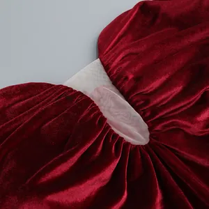 Detalle macro de la elegante textura de terciopelo burdeos y malla transparente de un vestido.