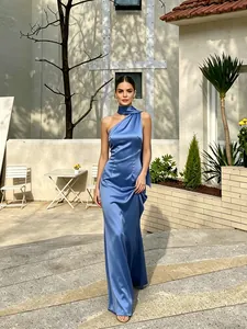 Elegante vestido largo de satén azul con cuello halter y detalle de bufanda.
