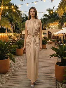 Vestido largo beige sin mangas con cuello alto y detalle de nudo en la cintura chic.