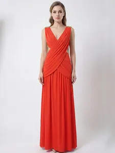 Elegante vestido largo naranja con cuello en V, cuerpo cruzado y aberturas laterales