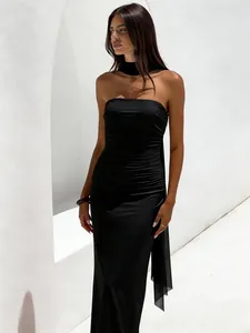 Detalle de elegante vestido negro palabra de honor fruncido con faja y abertura