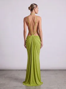 Elegante vista trasera de un vestido largo halter verde aguacate con diseño de tiras finas